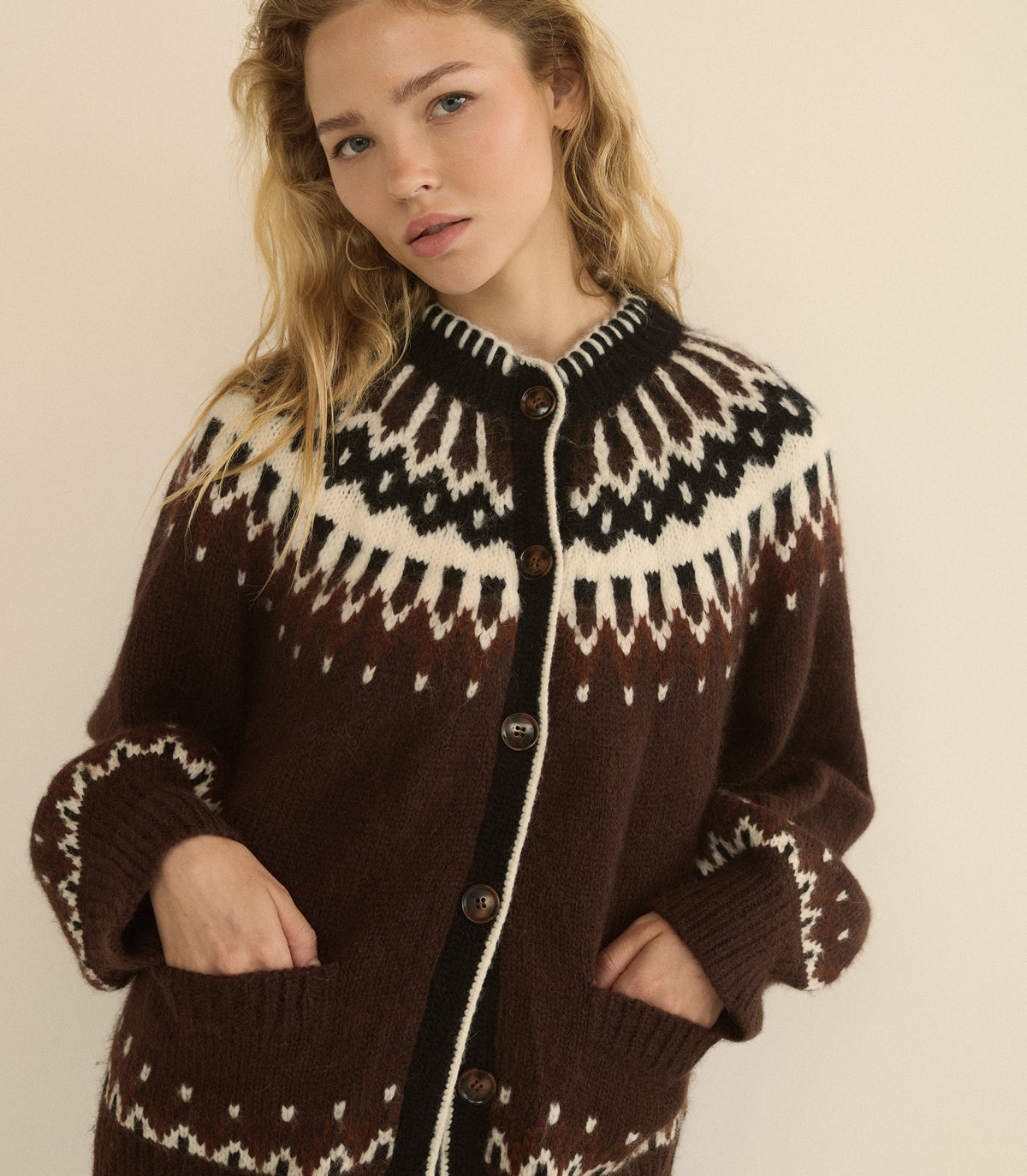 Hue Cardigan in Brun Aberdeen Fair Isle - view 5